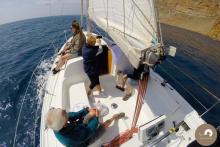 Mit einem Schiff bei der Serra Gelada zu fahren