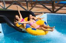 Diversión por un tubo en Aqualandia Benidorm