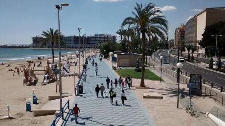 Un día de playa en El Postiguet (Alicante)