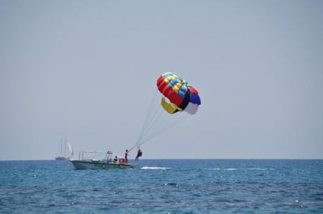 Practicando Parasailing en las playas de Torrevieja (Alicante)