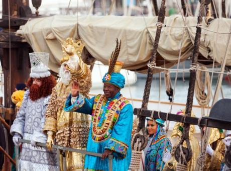 How do the Three Wise Men arrive at the Region of Valéncia? (by boat, mountain descent, etc.) * We review the most emblematic appearances