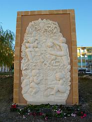 Mural a los juguetes y muñecas de siempre donado por Onil a los Reyes Magos