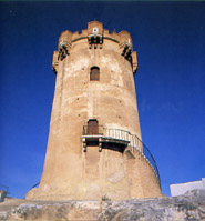 Torre àrab i coves que la circumden