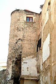 Torre adosada al lienzo de la muralla árabe entre las calles Ángel Beneito y Coll