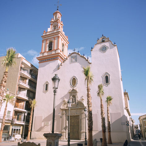 Imatge de la façana de l'església, composta per 3 parts, una central, on se situa la porta d'accés a l'interior i els dos cossos laterals, projectats com a torres, acabades en campanars.